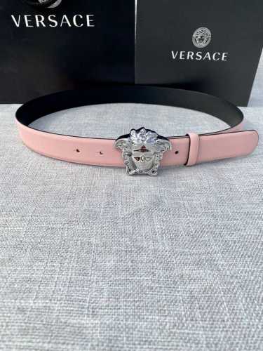 宽度：3.0Cm 范思哲 此平纹腰带饰有标志性的Versace美杜莎头像扣，彰显品牌格调。是一款精美的衣橱必备单品。秀场同款！