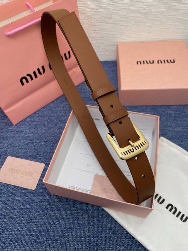 特 缪缪Miumiu 全套包装 专柜新款 这款小牛皮腰带是提升别致造型品味的理想之选。镂空雕刻Logo徽标搭配方型针扣，手感柔软细腻,夏季裙子必备非常时尚百搭.