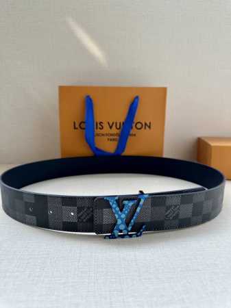 Lv 4.0宽Initiales Damoflage 双面腰带巧妙融入 Pharrell Williams 打造的像素化 Damoflage 图案，以深邃色调含 - 点击图像关闭