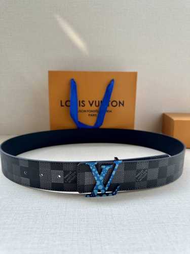 Lv 4.0宽Initiales Damoflage 双面腰带巧妙融入 Pharrell Williams 打造的像素化 Damoflage 图案，以深邃色调含