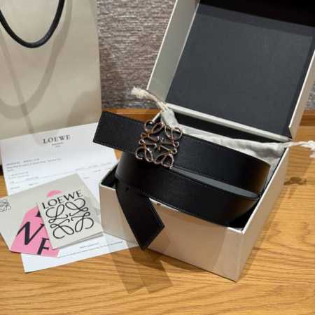 新款女士腰带 Ewe 意威经典Logo腰带实用性很强 光滑小牛皮双面腰带，配有Ewe Anagram搭扣 腰带非常有质感，喜欢Ewe的Logo设计，优雅 宽度： - 点击图像关闭