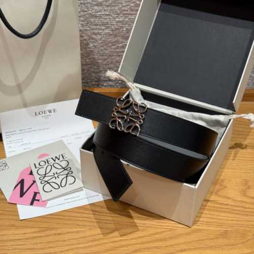 新款女士腰带 Ewe 意威经典Logo腰带实用性很强 光滑小牛皮双面腰带，配有Ewe Anagram搭扣 腰带非常有质感，喜欢Ewe的Logo设计，优雅 宽度：