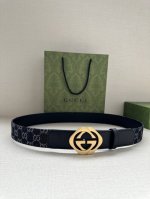 宽度3.8Cm Gucci 每一季，品牌标识都会吐故纳新，于经典之中融入新意。在这款腰带上，经典Gg标识以亮眼之姿生动呈现，与双G造型配件相得益彰。 黑色和灰色