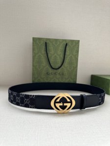 宽度3.8Cm Gucci 每一季，品牌标识都会吐故纳新，于经典之中融入新意。在这款腰带上，经典Gg标识以亮眼之姿生动呈现，与双G造型配件相得益彰。 黑色和灰色