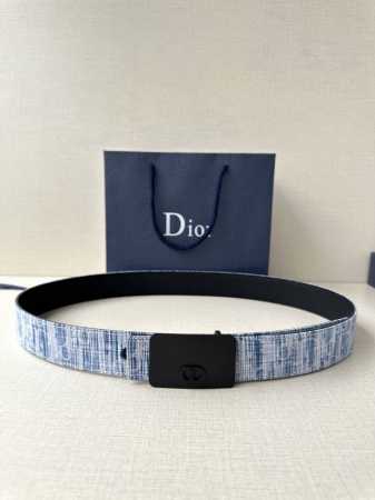 宽度3.5Cm Dior 这款不锈钢金属腰带扣是春季系列新品，展示 Cd Icon 标志和 Oblique Cosmo 图案，致敬 Dior 的经典图案。可与各 - 点击图像关闭