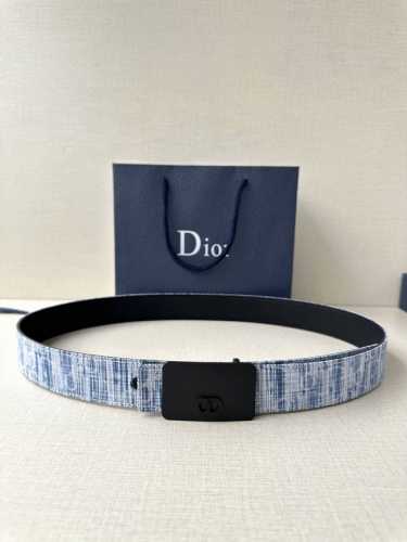 宽度3.5Cm Dior 这款不锈钢金属腰带扣是春季系列新品，展示 Cd Icon 标志和 Oblique Cosmo 图案，致敬 Dior 的经典图案。可与各