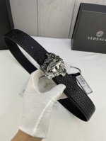 宽度4.0Cm Versace 范思哲 此款两面用皮革腰带的搭扣饰有品牌标志性的金 银色闪光virtus五金配件。