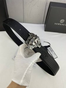 宽度4.0Cm Versace 范思哲 此款两面用皮革腰带的搭扣饰有品牌标志性的金 银色闪光virtus五金配件。