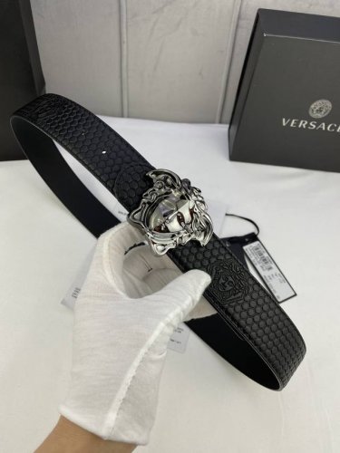 宽度4.0Cm Versace 范思哲 此款两面用皮革腰带的搭扣饰有品牌标志性的金 银色闪光virtus五金配件。