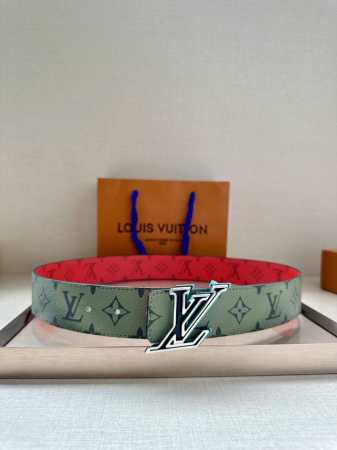 特 本款 4.0宽 Lv Initials 双面腰带展现经典Monogram 帆布的缤纷演绎，以 Lv 字母搭扣彰显瞩目风范，可为经典或休闲造型注入摩登新意 - 点击图像关闭