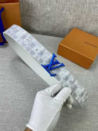 特 本款 Initiales 双面腰带以丝滑小牛皮和 Damier Salt 图案的融合烘托烤漆lv 字母搭扣，演绎当代视角下的经典流传。 - 点击图像关闭