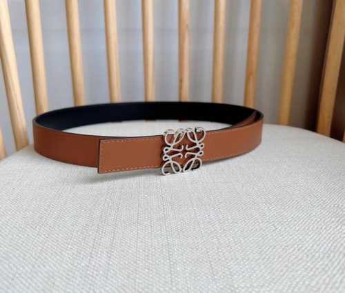 特 LOEWE 罗意威 专柜最新同款腰带 宽：2.8cm 选用光滑牛皮革双面腰带 配有Anagram针扣五孔调节 卓越的工艺 个性的造型 精美的材质
