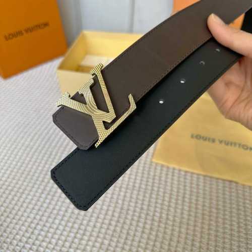 原版包裝 L0Uis Vuitt0N 專櫃最新升級版本 寬度40Mm 原廠雙面頭層素面小牛皮 正反面雙色搭配 搭配新款字母雕花搭扣 雙面可用 低調百搭易襯！