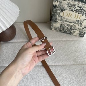 这款马鞍Loo腰带是2025系列全新单品 采用光滑牛皮革等材质精心制作 搭配Cd针扣 饰以Cd标志腰带环提升格调 致敬马鞍标识 可与经典西装外套 连衣裙或牛仔裤