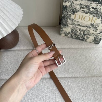 这款马鞍Loo腰带是2025系列全新单品 采用光滑牛皮革等材质精心制作 搭配Cd针扣 饰以Cd标志腰带环提升格调 致敬马鞍标识 可与经典西装外套 连衣裙或牛仔裤