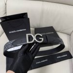Dg，宽4.0Cm Dolce&Gabbana 全新小牛皮腰带，满载干练态度。滚轴针扣搭扣尽显巧思