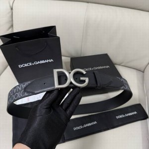 Dg，宽4.0Cm Dolce&Gabbana 全新小牛皮腰带，满载干练态度。滚轴针扣搭扣尽显巧思