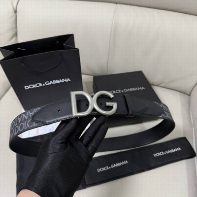 Dg，宽4.0Cm Dolce&Gabbana 全新小牛皮腰带，满载干练态度。滚轴针扣搭扣尽显巧思