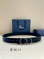 特 宽度3.5Cm Dior 这款腰带扣采用磨胶“Cd”标志造型，以金属覆层黄铜精心打造。可与各式 35 毫米腰带搭配，提升格调，打造优雅精致的造型。