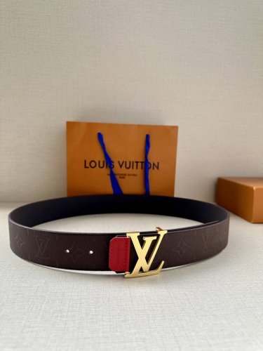 Lv4.0宽 Shadow 腰带拥有 Monogram Shadow 皮革的经典风尚和素面皮革的内敛格调 再为 Lv 新款扣头 以摩登笔触焕新男士衣橱