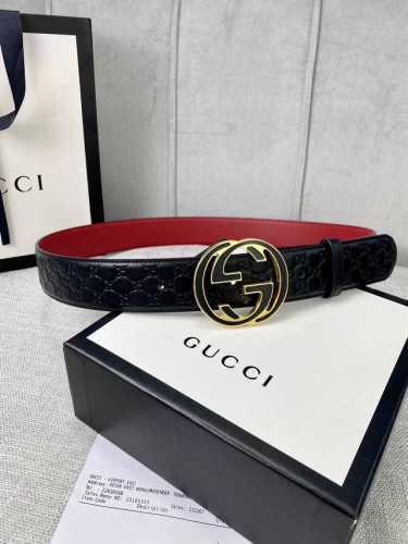 带宽4.0Cm Gucci 互扣式双G腰带，采用热压印技术的Gucci Signature皮革精制而成，巧妙搭配枣红色头层牛皮 触感厚实，印花图案清晰分明。五金