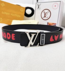 皮带：Lv..路易..顶级原单复刻. 腰带：百分百头层牛皮，保证真皮。立体菱形24K纯钢扣涂鸦彩绘艺术双面可用专柜同等质量， 送人自用首选 包装： 请认准如图专