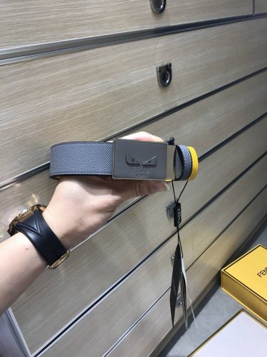 期待已久补单终于出货了 配送包装 宽35Mm，原单进口双面头层牛皮，搭配原单钌钯电镀四层磨砂小怪兽，手感.油边近乎完美，原产皮料定制，质感无可挑剔，出众的细节，
