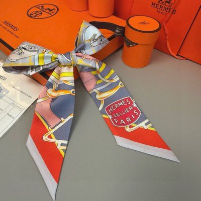 爱马仕Hermes “塔特沙马具”Twilly小丝巾 Twilly小丝巾 100%桑蚕丝 这款小巧的真丝配饰佩戴方式千变万化，可为您的日常造型增添灵动妙趣 法国