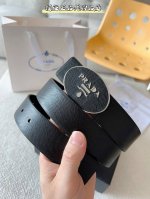 广州工厂P直发普拉达 Prada 這款百搭配飾定格簡約而考究的設計。優雅的Saffiano皮革交叉平行線紋理平添別樣的微妙韻致。標誌性的金屬刻字徽標點綴搭扣，时