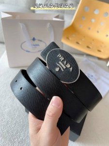 广州工厂P直发普拉达 Prada 這款百搭配飾定格簡約而考究的設計。優雅的Saffiano皮革交叉平行線紋理平添別樣的微妙韻致。標誌性的金屬刻字徽標點綴搭扣，时