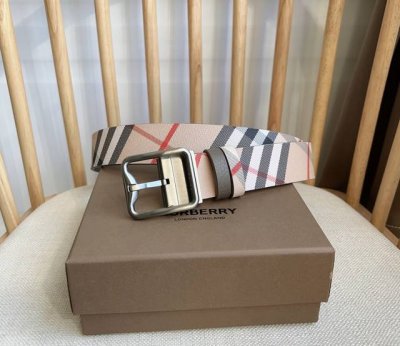 Burberry 巴宝莉专柜同步上新双面两用腰带 于意大利工坊精制而成 搭配镀钯金B字型扣环 一面装饰Burberry格纹 另一面为粒纹小牛皮材质 宽:3.5C
