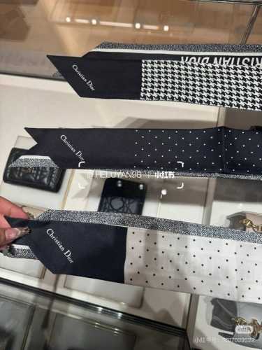 Dior迪奥Twilly丝巾，波点黑色款式经典，造型修长，两端尖角设计，背面饰以对比鲜明的Christian Dior标志条形图案。上身效果非常赞！随意一搭就是