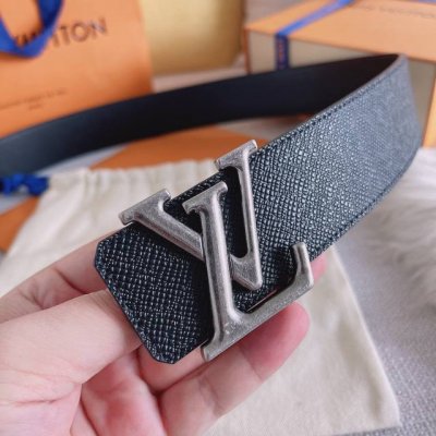 特 Lv：此款腰带采用双面设计，一侧为头层牛皮十字纹面，另一侧为头层小牛皮底，搭配原单扣头，原产皮料定制.专柜宽度4:0