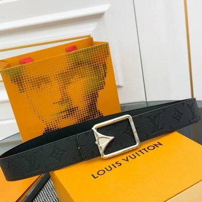 驢家新品 Nigo新品限量版 皮帶面採用全粒面壓品牌花紋 搭配原廠小牛皮底製成 全新造型搭扣 令人眼前一亮 雙面可用 3.5Cm
