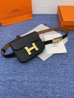 品牌 爱马仕 描述 采用高级真皮精制而成，触感厚实，饰以商标带扣。腰带为意大利尺寸，请在购买前参阅腰带尺寸指南. 铜扣金属配件 黑色皮革，采用环保工艺制作而成