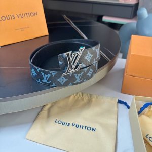 原版包裝1.0 L0Uis Vuitt0N 今季新品男士原單腰帶 寬度40毫米 經典荔枝紋牛皮 絲印品牌Logo圖案 平紋小牛皮做底 搭配新款三層三色五金 可雙