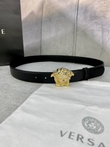 宽度3.0Cm Versace此款柔软的皮带配有立体美杜莎腰带搭扣，拥有3D立体饰面，与连衣裙、正装或休闲丹宁单品搭配相得益彰。