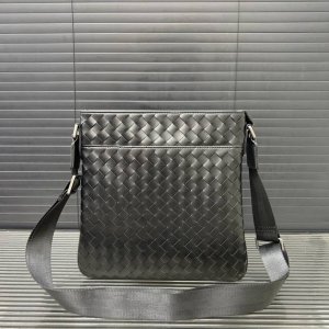 Bottega Veneta 葆蝶家 手工编织男士单肩包 斜挎包 经典百搭 实物拍摄 原厂原版面料 配送防尘袋 25 X 27 Cm。
