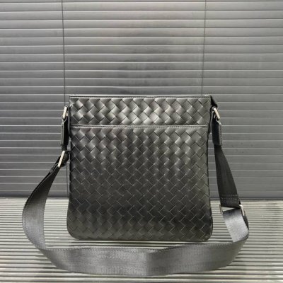 Bottega Veneta 葆蝶家 手工编织男士单肩包 斜挎包 经典百搭 实物拍摄 原厂原版面料 配送防尘袋 25 X 27 Cm。