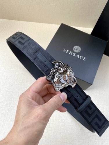 带宽3.8Cm Versace 范思哲 此款缎带腰带风格十分休闲，饰有标志性希腊回纹图案，可搭配休闲单品或高腰正装。 闭合式佩戴 希腊回纹图案 材质：100%聚