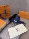 新款 Lv 腰带出自 2025新款压字母Monogram 花卉，展现西部牛仔的灵感启发。双重缝线穿梭于皮革内外两侧，成就多种造型可能，宽度 3.5Cm 全套包装