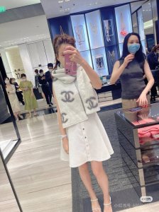 香奈儿Chanel 新款大号Logo设计，搭配经典菱形格纹，超软糯围巾秋冬必备单品，30Cm×180Cm