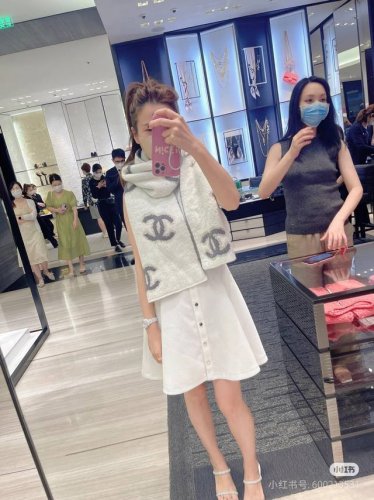 香奈儿Chanel 新款大号Logo设计，搭配经典菱形格纹，超软糯围巾秋冬必备单品，30Cm×180Cm