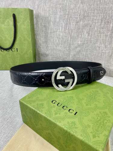 宽度4.0Cm 搭配原版皮带扣 、腰带以采用热压印技术的Gucci Signature皮革精制而成，触感厚实，印花图案清晰分明。顶端为金属Gg细节，反射Gucc