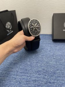 【品牌】克罗心 特P210 【描述】经典系列新品腰带，采用小牛皮材质，完美搭配手工车线，两款经典配色，可搭配商务西装或更为休闲的造型。腰带为法国尺寸，请在购买前