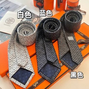 男士新款领带系列 H字母领带 ，稀有H家每年都有一千条不同印花的领带面世，从最初的多以几何图案表现骑术活动为主，到如今的款式则丰富得多，以活泼的动物或日常生活