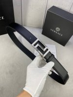 宽度3.5Cm Versace 范思哲 此款光滑平纹小牛皮腰带饰有一枚几何形状的希腊回纹搭扣，可搭配正装或休闲装。