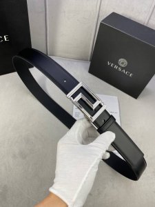 宽度3.5Cm Versace 范思哲 此款光滑平纹小牛皮腰带饰有一枚几何形状的希腊回纹搭扣，可搭配正装或休闲装。