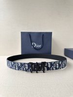 宽度3.5Cm Dior 这款不锈钢金属腰带扣是春季系列新品，展示 Cd Icon 标志和 Oblique Cosmo 图案，致敬 Dior 的经典图案。可与各