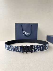 宽度3.5Cm Dior 这款不锈钢金属腰带扣是春季系列新品，展示 Cd Icon 标志和 Oblique Cosmo 图案，致敬 Dior 的经典图案。可与各